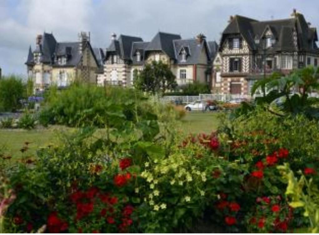 קאבורג Cosy Appartement Dans Une Villa Avec Piscine, Proche Du Centre Et De La Mer מראה חיצוני תמונה