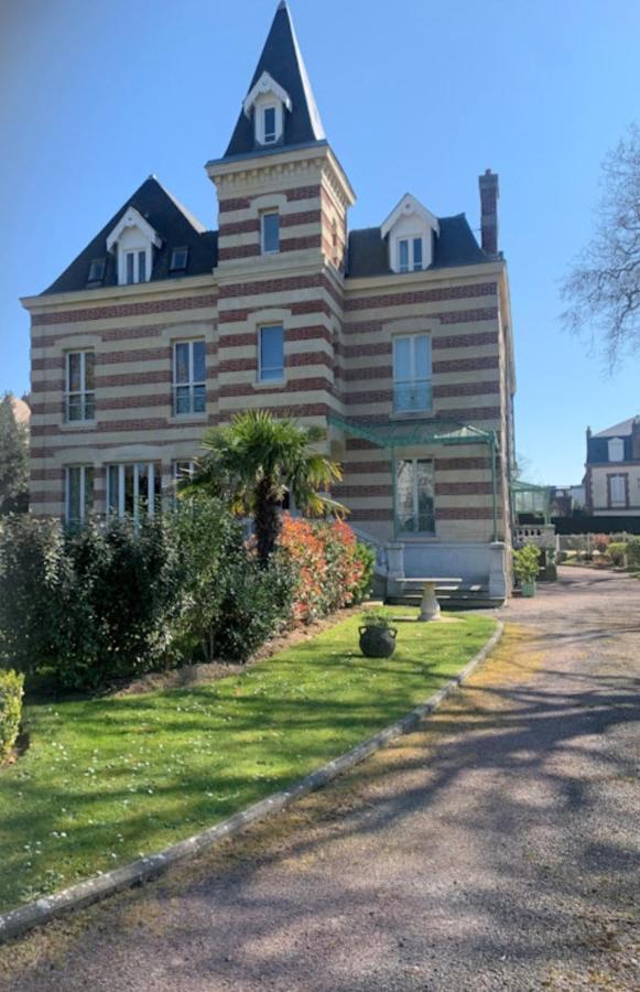 קאבורג Cosy Appartement Dans Une Villa Avec Piscine, Proche Du Centre Et De La Mer מראה חיצוני תמונה